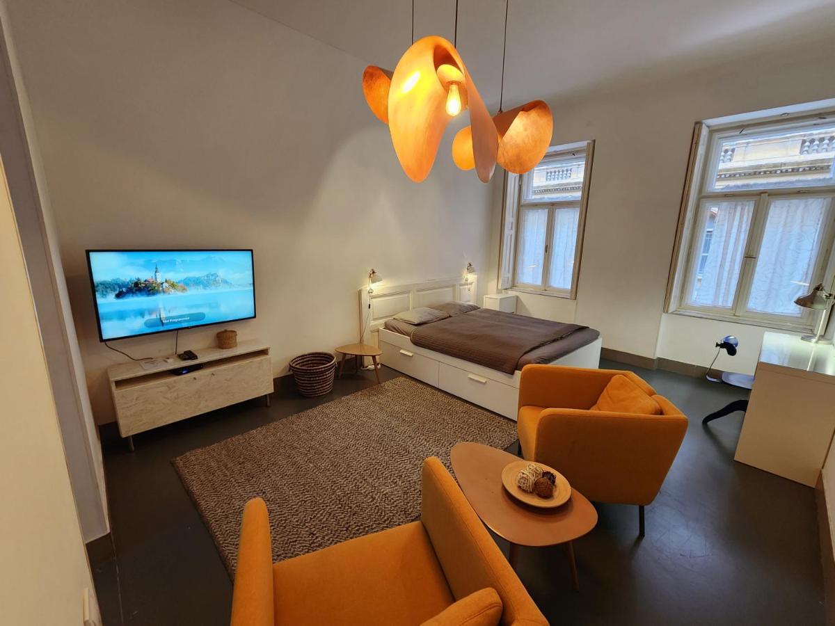 Stylish Holiday Art Apartment - Wifi & Great Location, Budapest